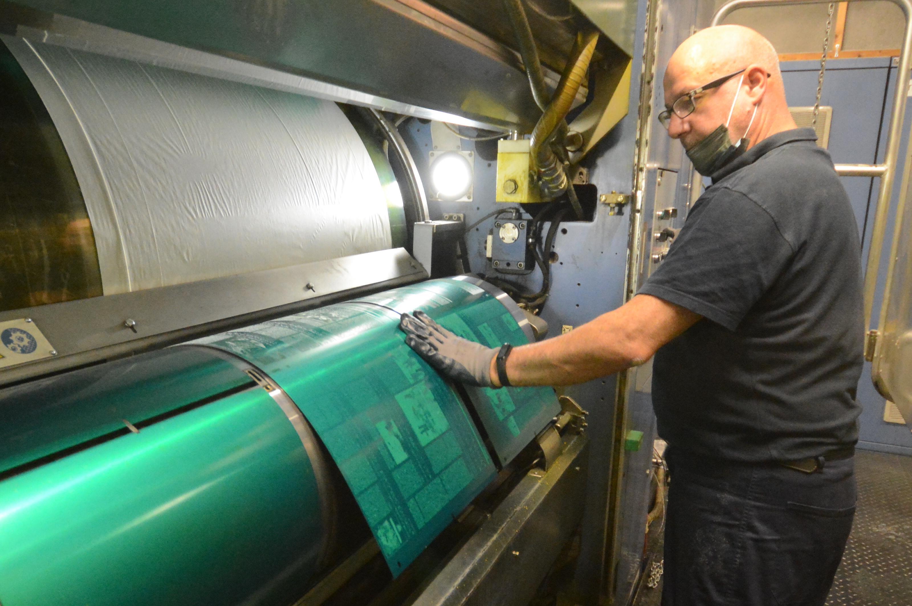 Una fase della produzione del giornale (foto Mauro Chessa)