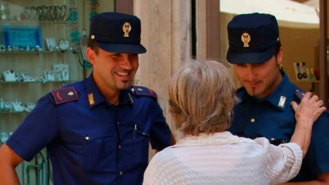 Che forza a 96 anni, smaschera il truffatore e lo fa scappare: «Non fidatevi mai»