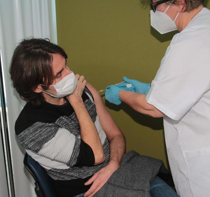 Primi 200 vaccini anti-Covid a insegnanti e forze dell’ordine