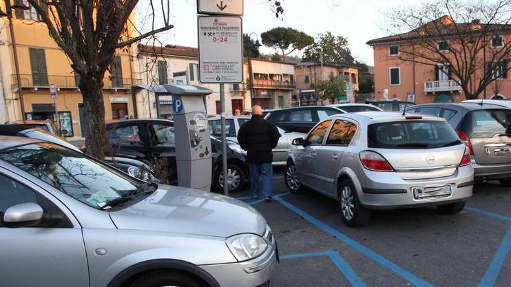 Insulta dei ragazzi in piazza della Repubblica Finisce con una rissa