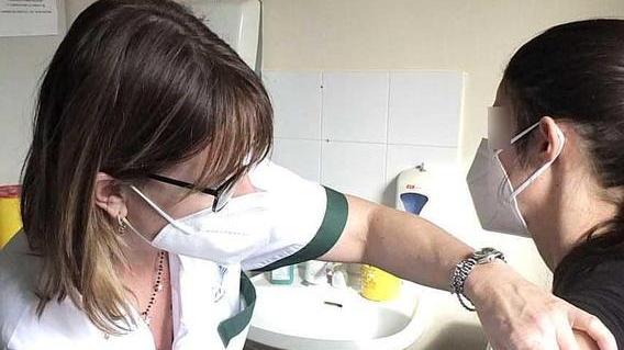 Tra i prof dell’ateneo in fila c’è anche un virologo