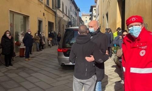 Palloncini rossi e bianchi e mezzi della Cri schierati per l’addio a Gozzoli