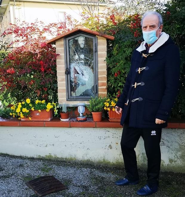 Sfondata dai vandali con un tombino la statua di Padre Pio 