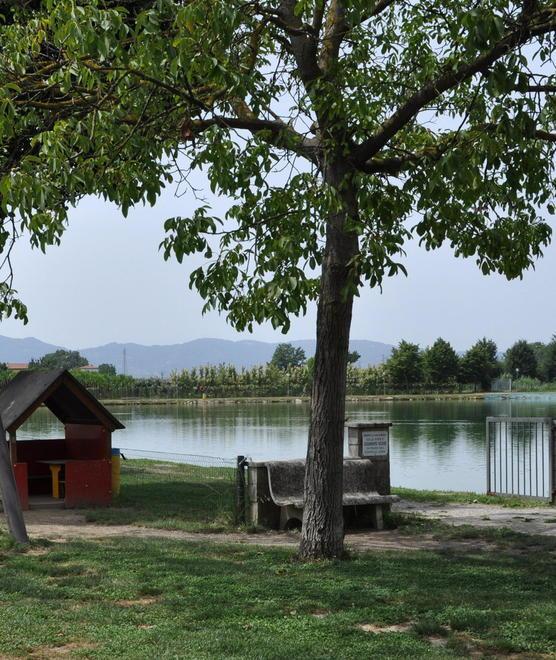 Colpito da un malore pescatore cade nel lago 