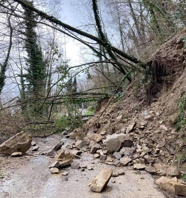 Due frane di seguito e in via Fagno adesso è emergenza