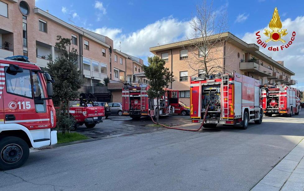 Paura per l’incendio in un garage
