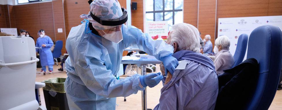 Via alle vaccinazioni anche per gli over 85 Ecco come fare per la prenotazione 