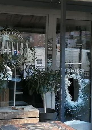 Spaccata in pizzeria Rubati cassa e vini pregiati