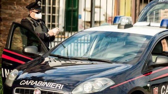 Bambina di 10 anni salva la mamma «Aiuto, papà ha il coltello in mano»
