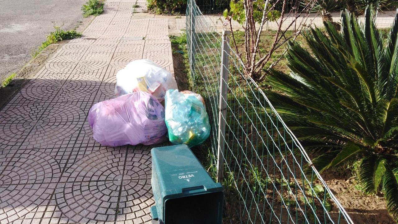La plastica “dimenticata” in strada