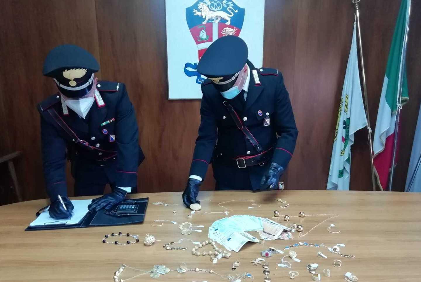 Furto di gioielli, due uomini in cella 