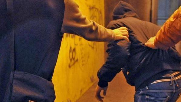 Pesta ragazzino e gli rompe un braccio