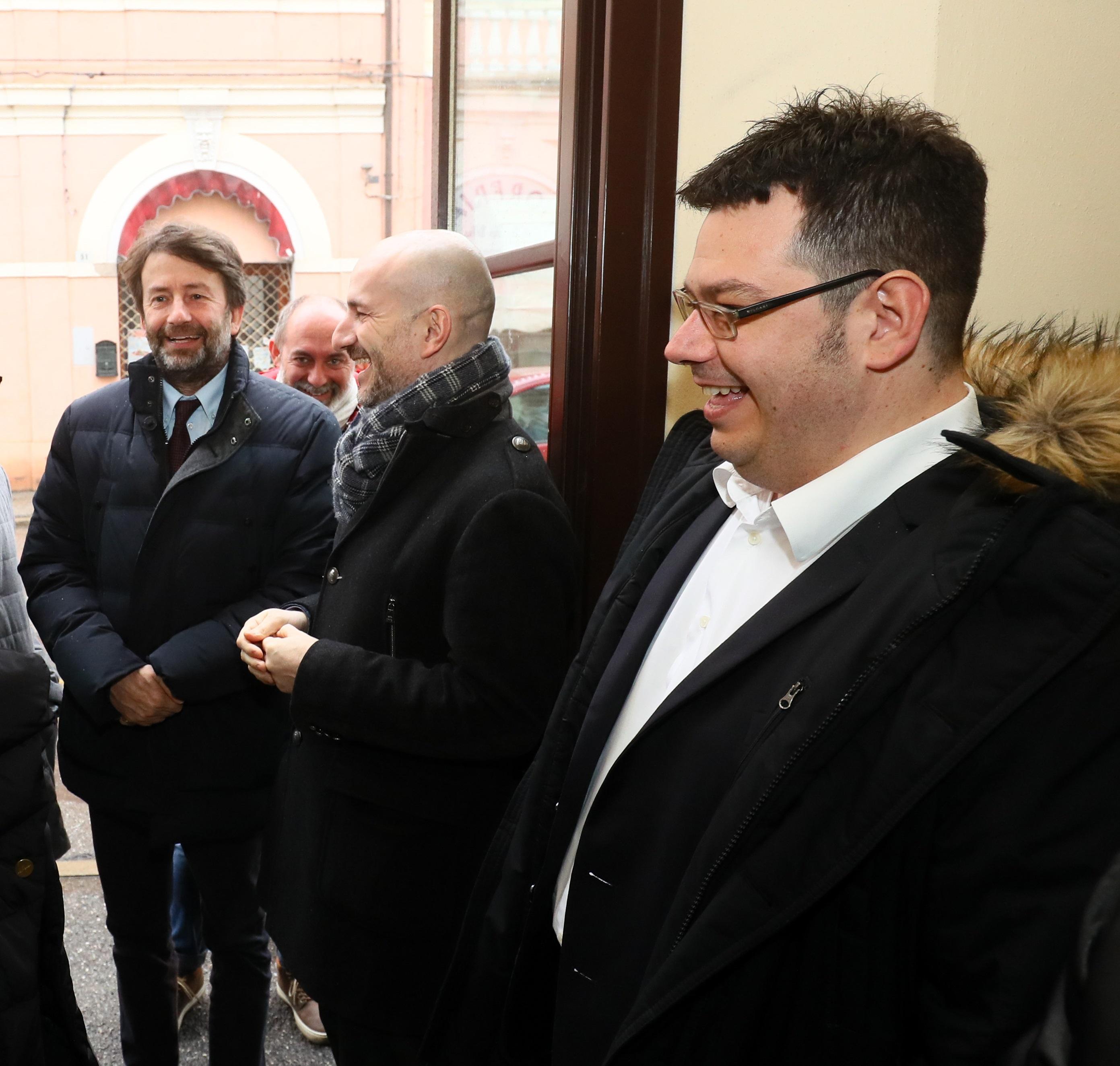 Da sinistra: il ministro Franceschini e i segretari del Pd Calvano (regionale) e Minarelli (provinciale)