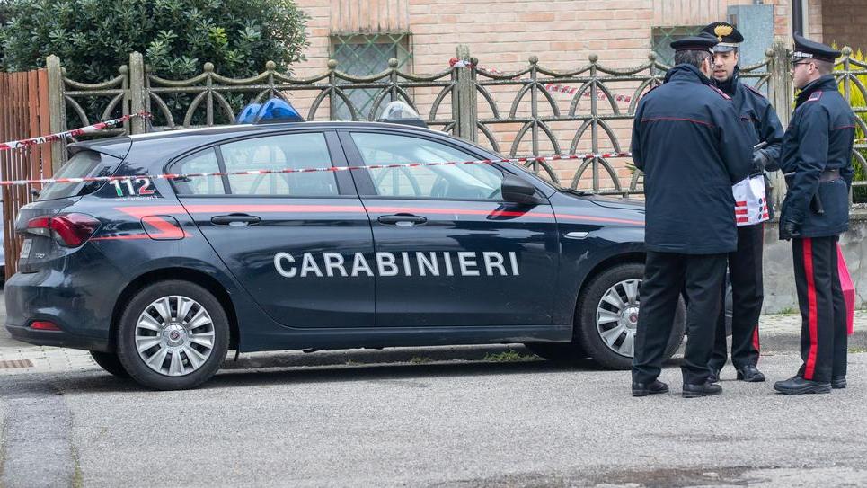 Ragazza importunata da un vicino di casa a Migliarino: scattata la denuncia