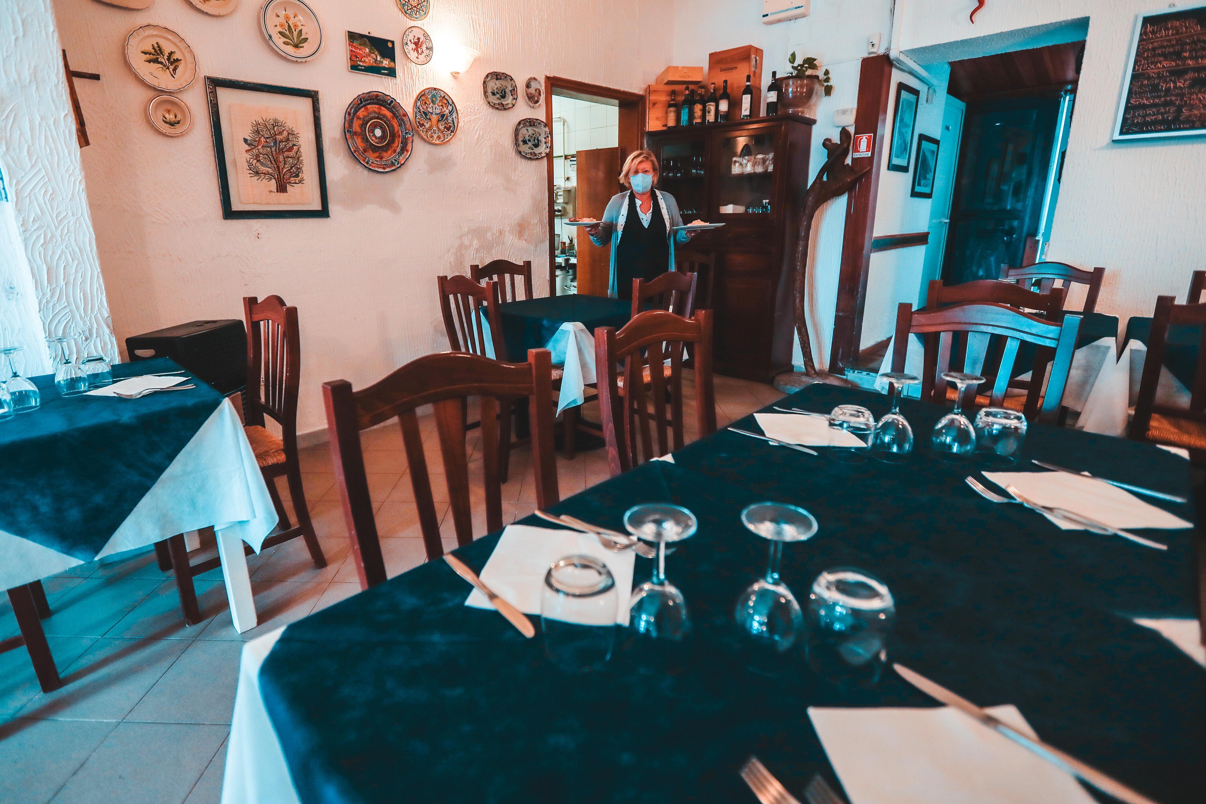 I tavoli resteranno vuoti per San Valentino: bar e ristoranti da domani saranno chiusi e potranno fare asporto fino alle 18 e consegne a domicilio (Marzi/Pentafoto)