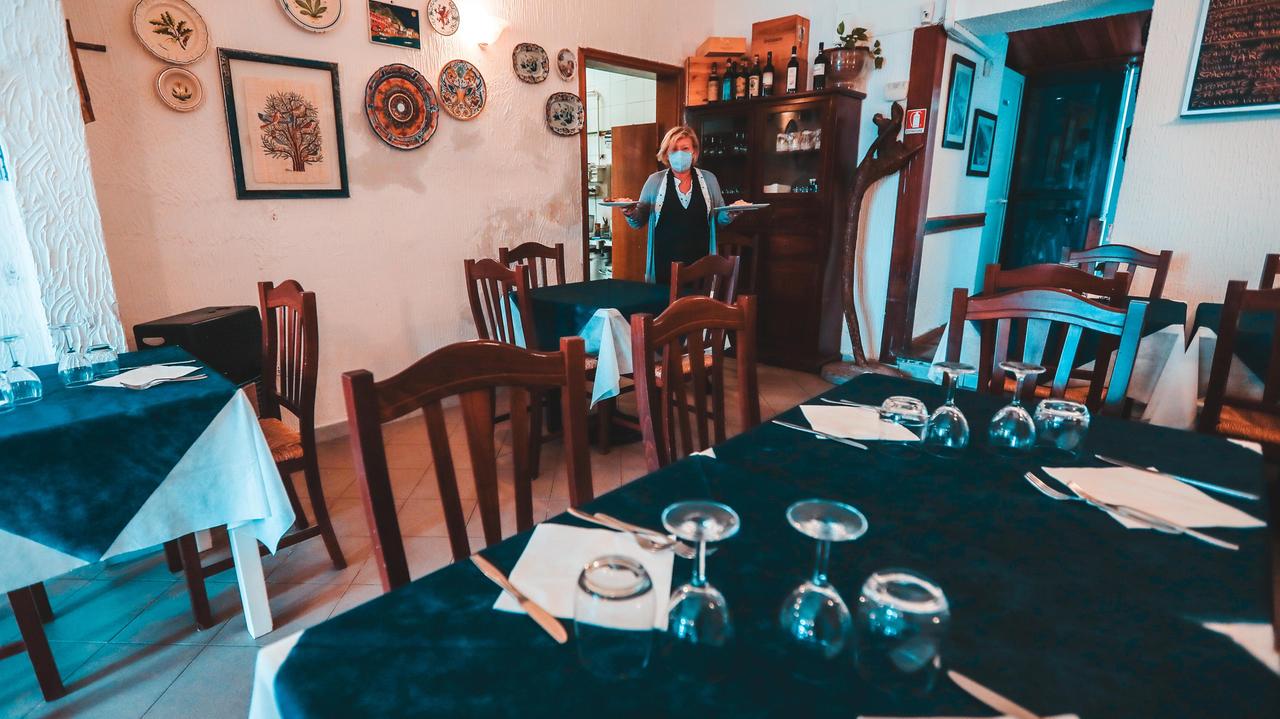 I tavoli resteranno vuoti per San Valentino: bar e ristoranti da domani saranno chiusi e potranno fare asporto fino alle 18 e consegne a domicilio (Marzi/Pentafoto)