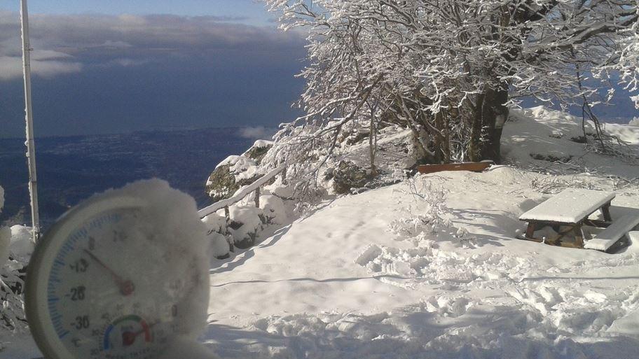Scendono le temperature e in Lunigiana neve anche sui tetti