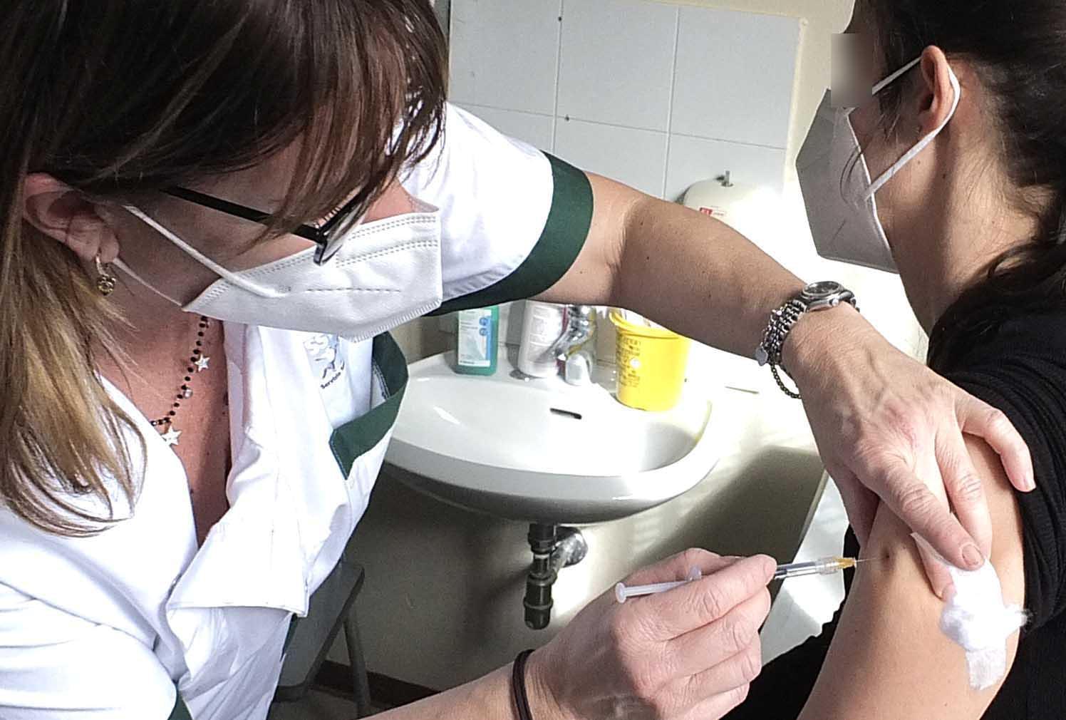 Medico positivo dopo il vaccino anti-Covid 