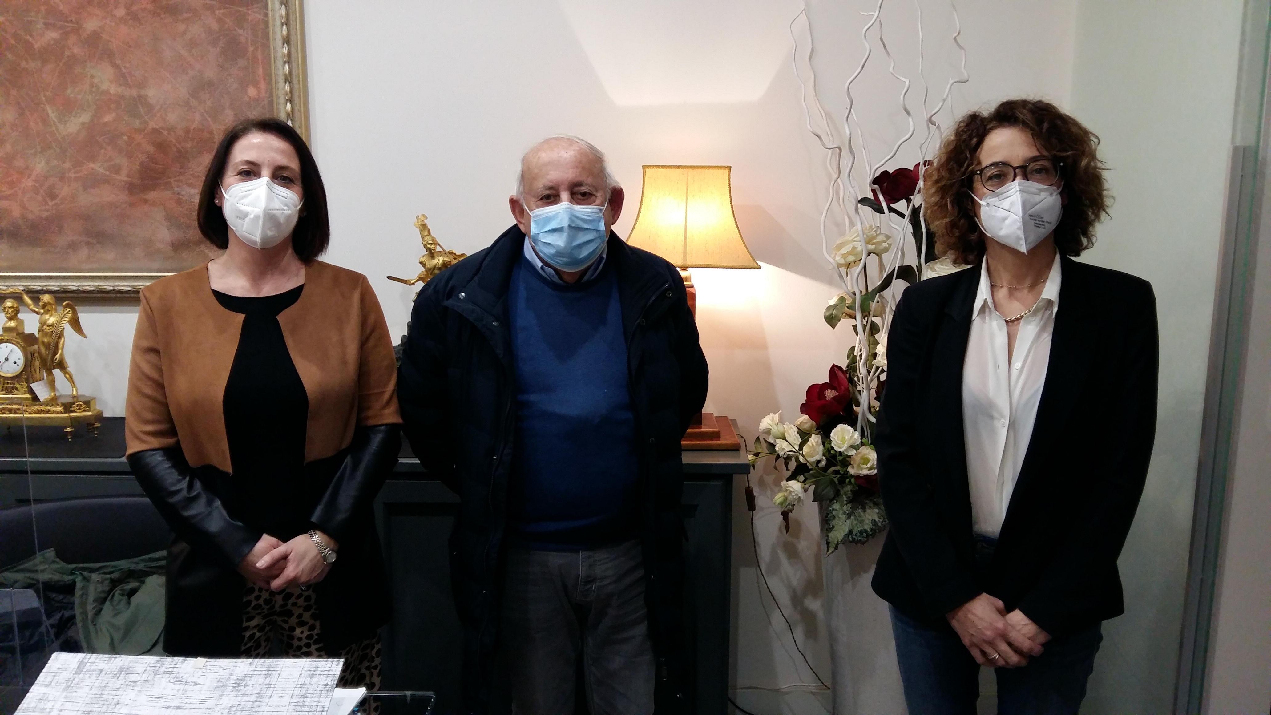 Pierluigi Chiappetta assieme alle avvocate Serena Rosetti (a sinistra) e Valeria Palmegiani, che lo hanno assistito assieme ai colleghi Riccardo Carloni e Ilaria Carrai