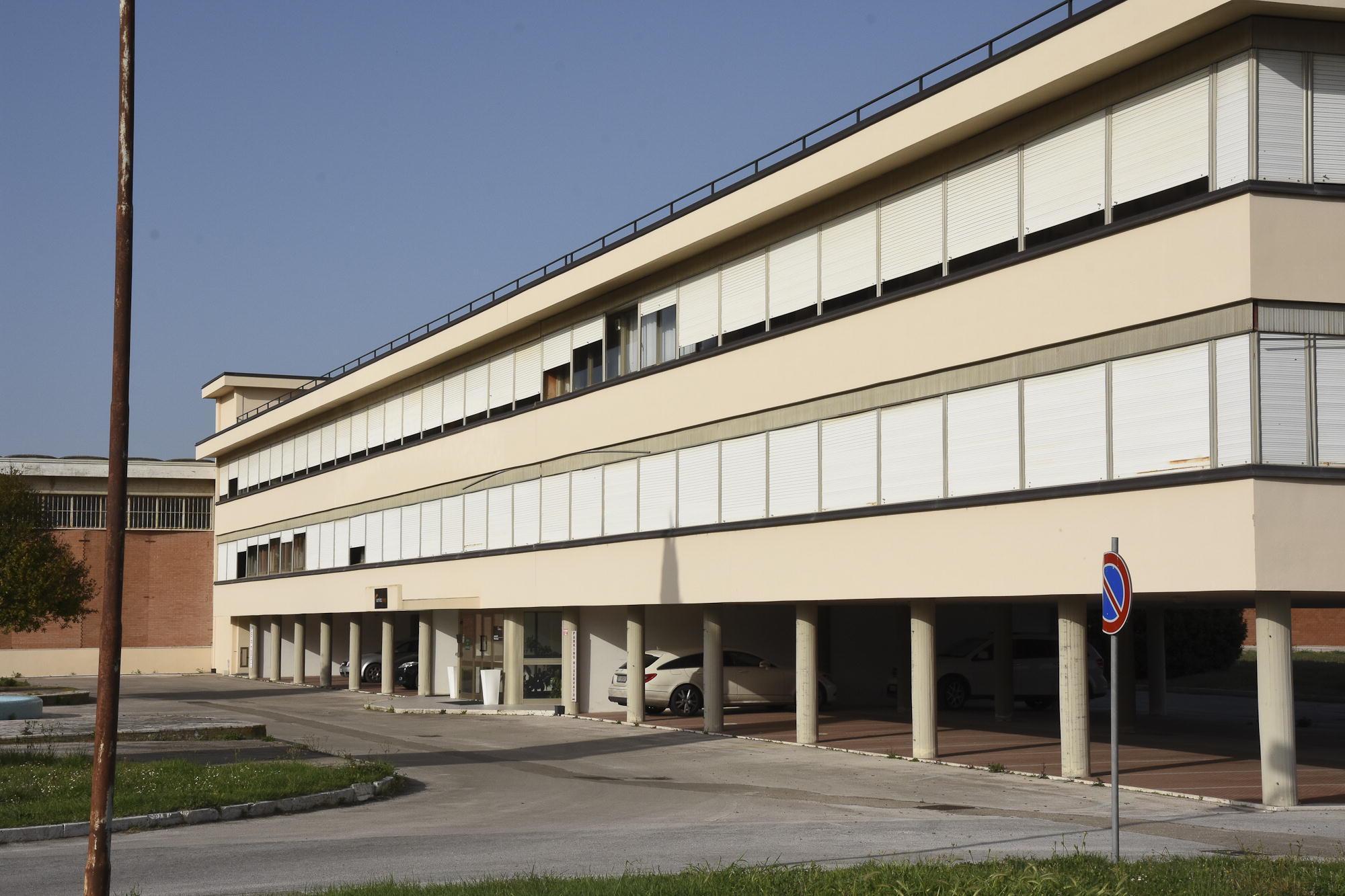 Il capannone Eurovinil in via Genova a Grosseto (foto agenzia Bf)