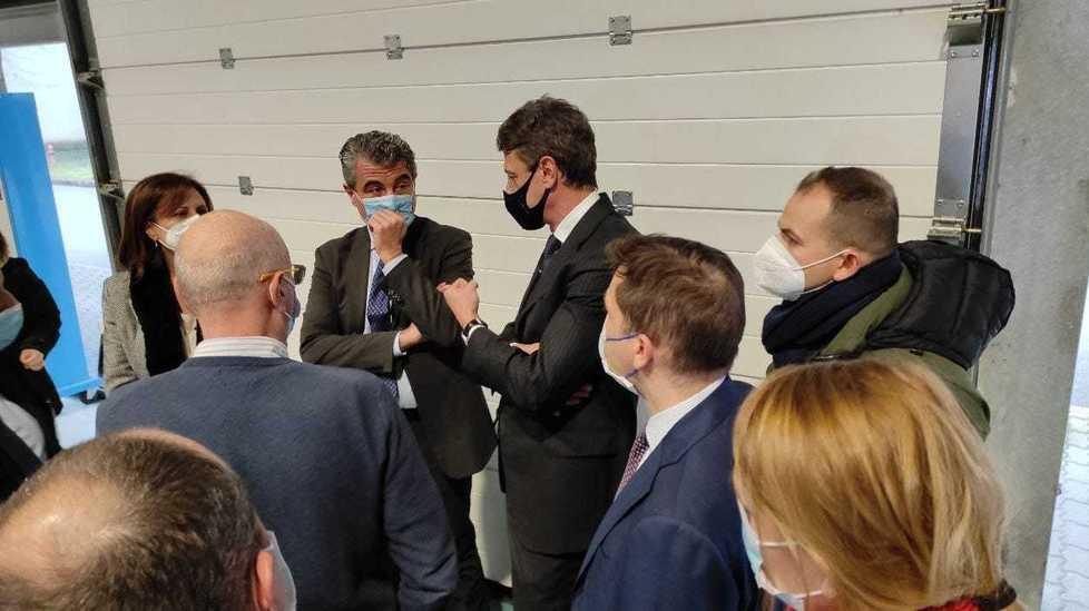 L’assessore regionale Baccelli (mascherina azzurra) e l’ad di Trenitalia Corradi in visita all’Hitach