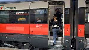 Capotreno palpeggiata e insultata: denunciati due giovani a Ferrara