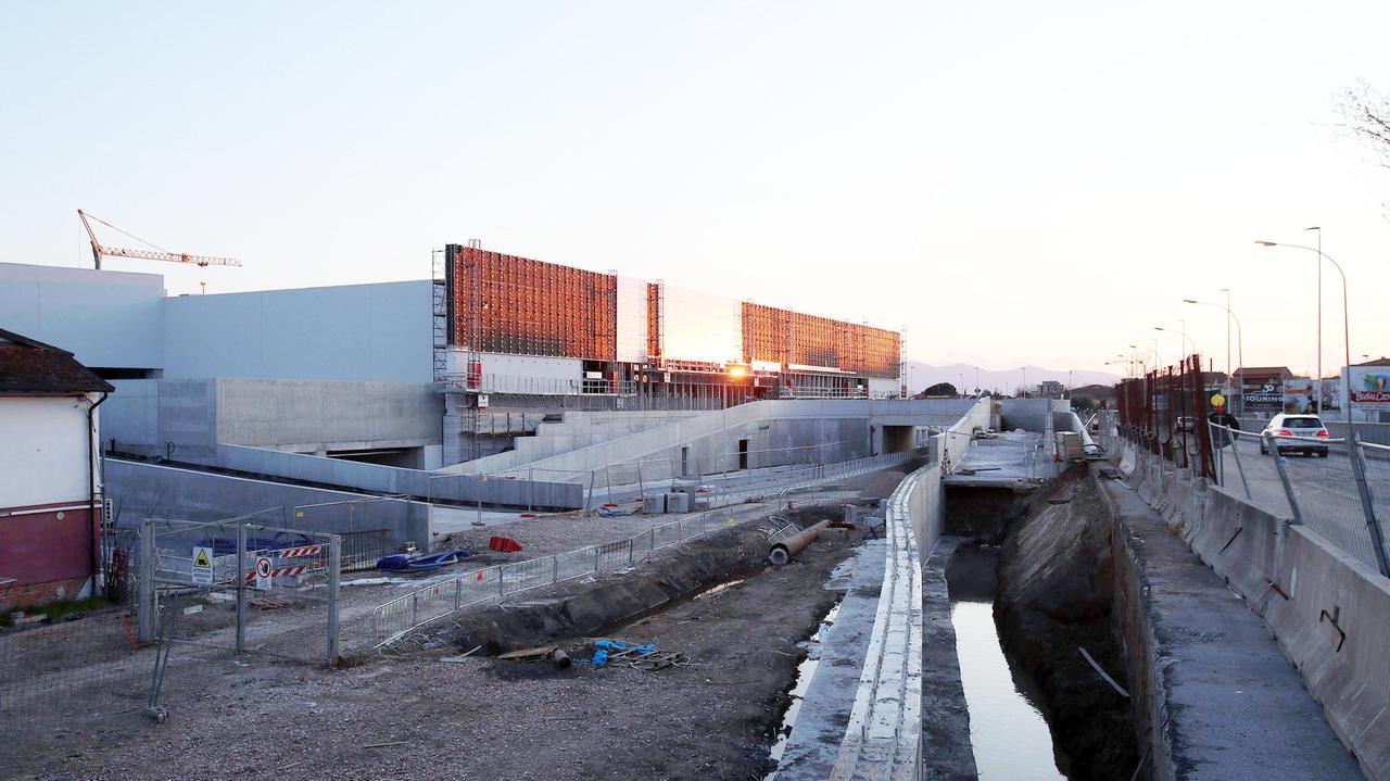 Il cantiere al l’Esselunga (Mancano all’appello i lavori in zona sud con gli oneri di urbanizzazione)