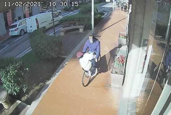 Un frame del filmato che mostra il ladro scappare con i giubbotti sul manubrio