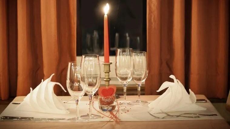 Un tavolo imbandito per San Valentino: quest’anno rimarrà vuoto