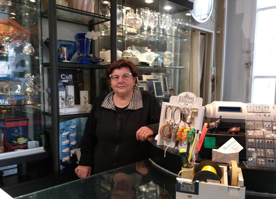 Una vita fra anelli e pendenti, Marivera festeggia 30 anni nel negozio di Rosignano 
