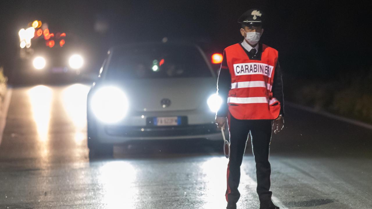 Picchiata e rapinata della borsetta in via Bologna a Cento