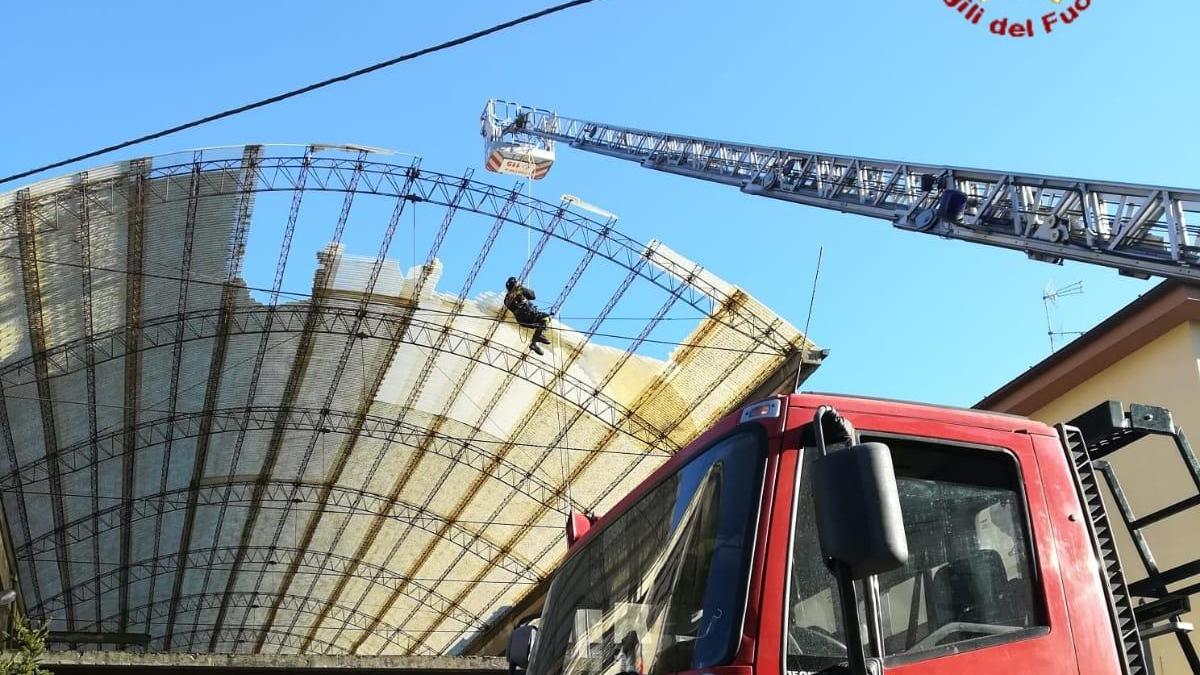 La rimozione di una copertura in una ditta di via dei Gobbi