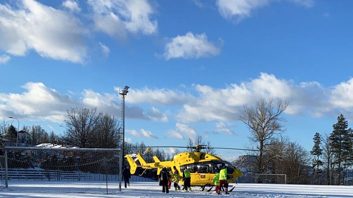 Bimbo cade sul ghiaccio, soccorso con l'elicottero