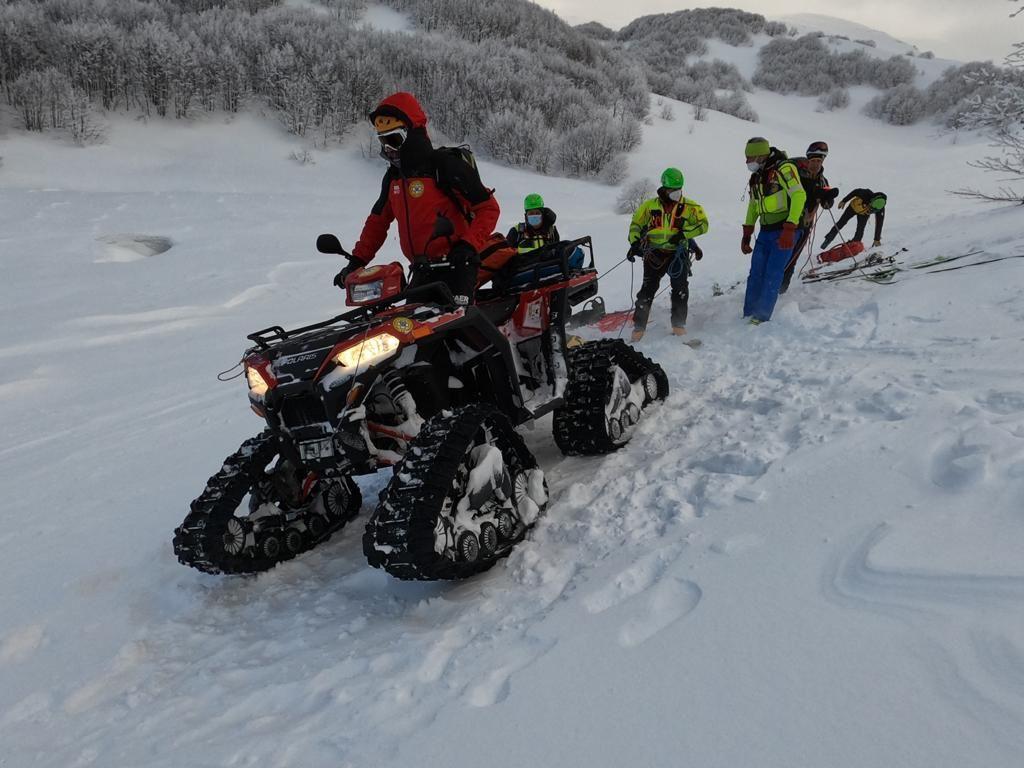 Pievepelago. valanga al Lago Santo, morto un 33enne, in salvo altri due escursionisti. Sul Monte Cusna travolti tre modenesi 