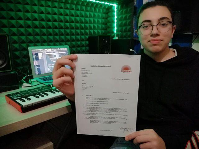 Realizza un disco nella sua cameretta e lo vende in America