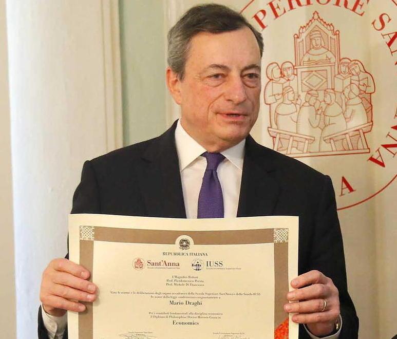 Mario Draghi riceve il dottorato di ricerca alla scuola Sant’Anna