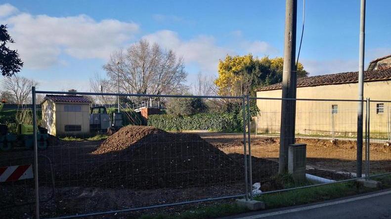 Il cantiere per la realizzazione di un parcheggio nel terreno donato al Comune da Manrico Acconci