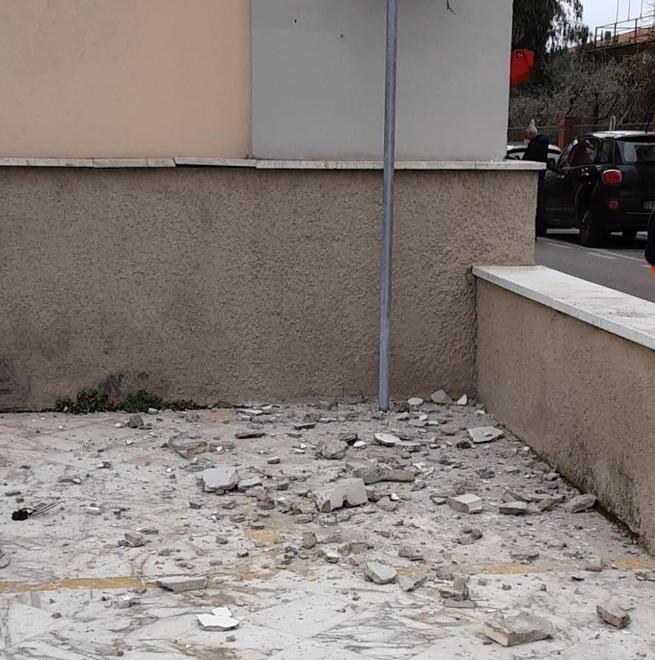 Cadono pezzi di cemento dal palazzo civico: Sos della consigliera Luisi