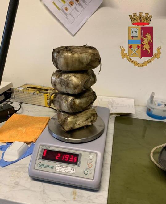 Oltre due chili di hashish lungo la ferrovia