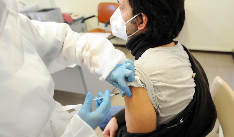 Vaccini, solo sei dosi a settimana a disposizione per ogni medico 
