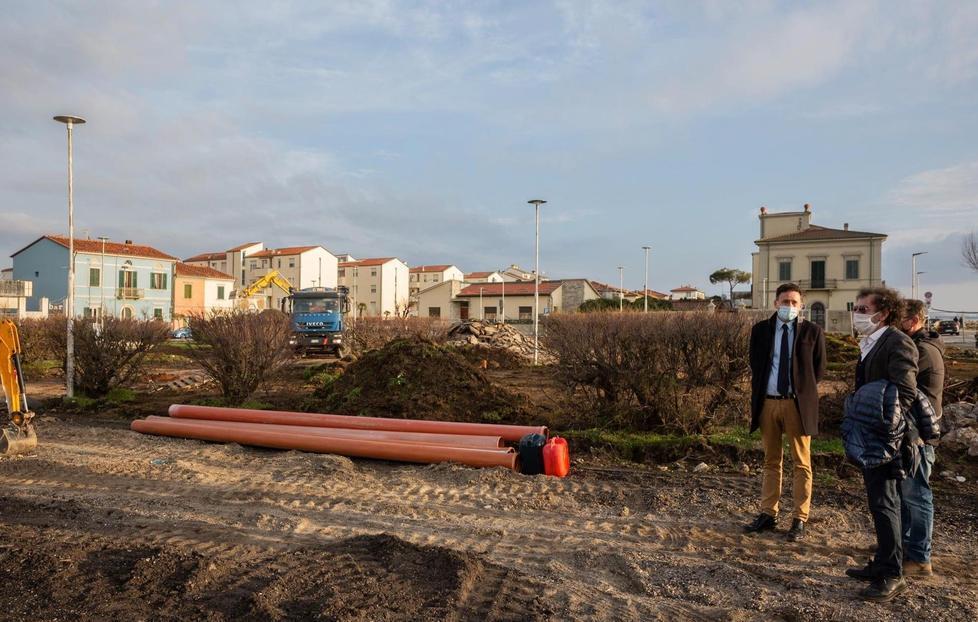 Cantiere in corso in piazza Gorgona, sopralluogo di Conti