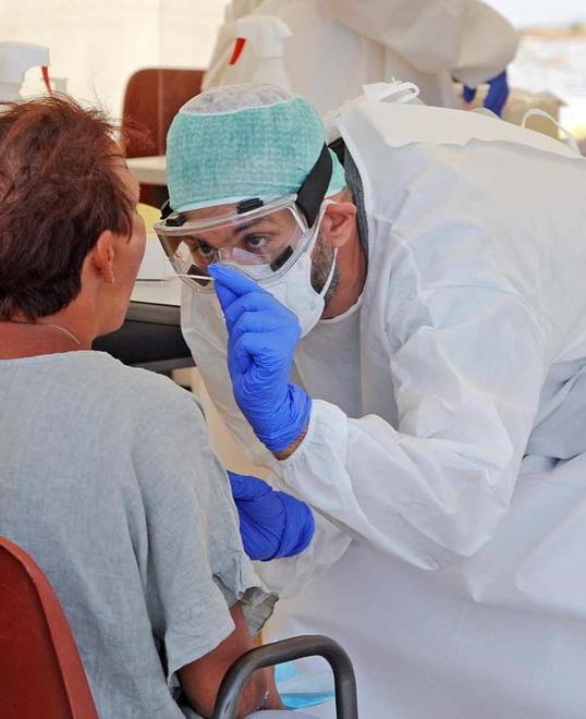 Troppi residenti positivi al Covid via ai tamponi gratuiti a tappeto 