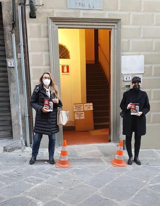 FdI dona libro sulle foibe Falorni: bravi, però venite anche al 25 Aprile