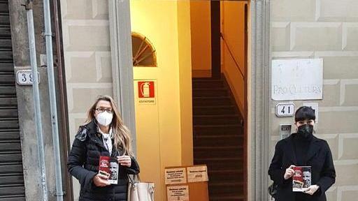 FdI dona libro sulle foibe Falorni: bravi, però venite anche al 25 Aprile