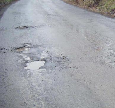 Buche subito dopo l’asfaltatura L’azienda torna a spese proprie 
