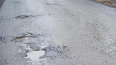 Buche subito dopo l’asfaltatura L’azienda torna a spese proprie