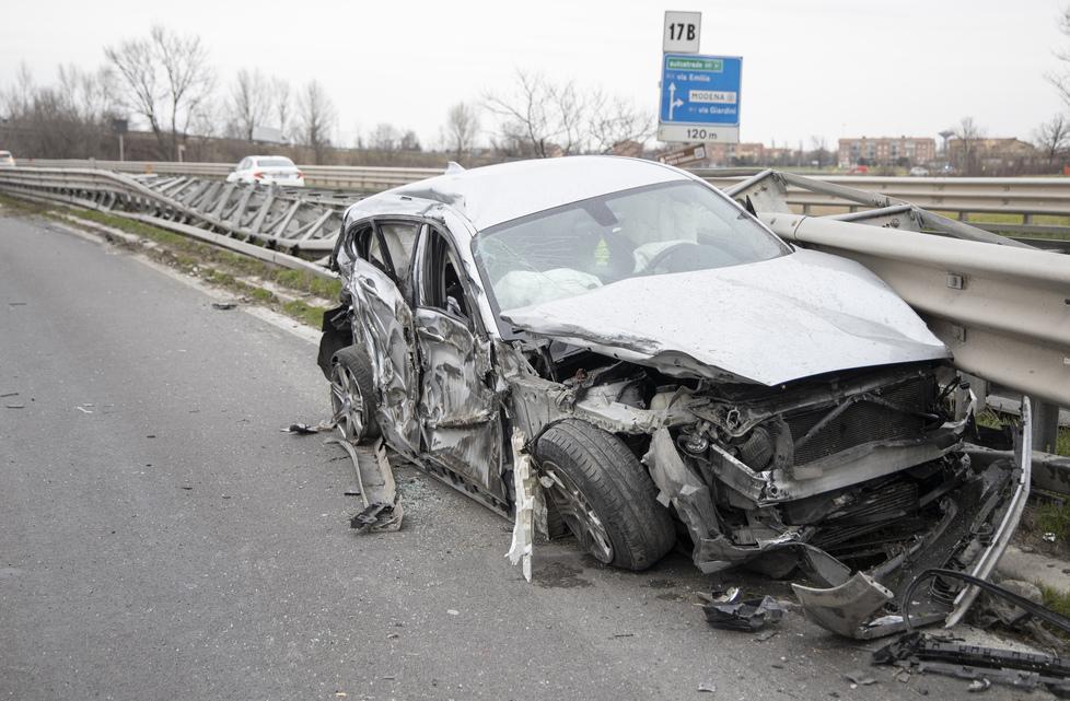 Auto schiacciata sul guardrail