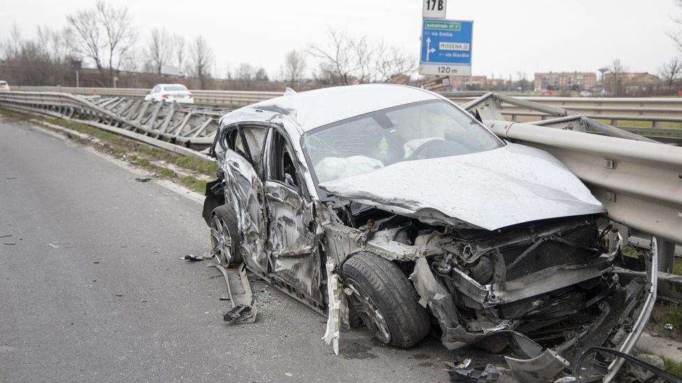 Auto schiacciata sul guardrail
