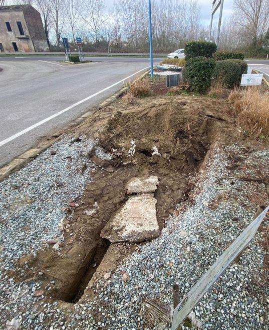 Rubata la batana nell’aiuola L’assessore: «È assurdo» 