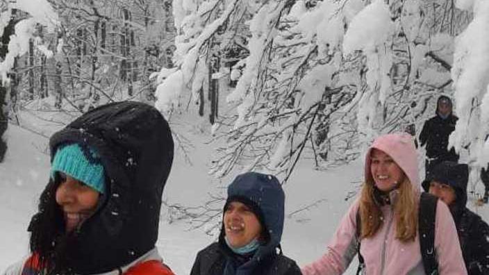 Con sci, pelli di foca e ciaspole felici in mezzo alla neve